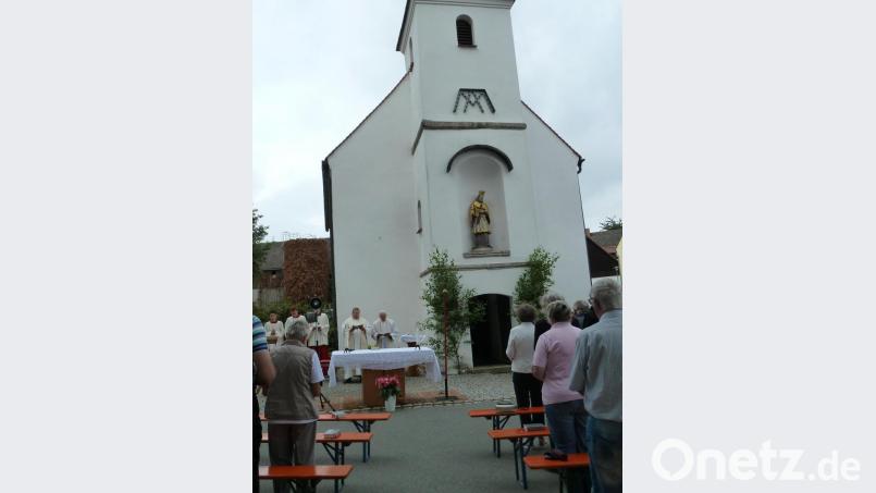 Viele Gläubige pilgern zu dem kleinen Gleisenthaler-Kirchlein, um den Gottesdienst unter freiem Himmel zu feiern. Bild: wrt