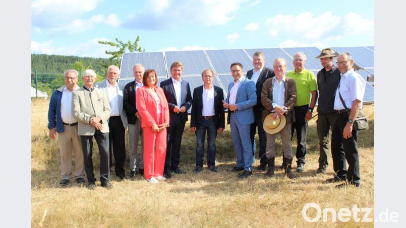 Bürgermeister Bürgermeister Walberer (Mitte) freut sich, dass bei der Energietour der Freien Wähler ein Halt in Pressath eingelegt wird. Unter den Besuchern sind auch die Landtagsabgeordneten Rainer Ludwig (links von Walberer) und Tobias Gotthardt (rechts von Walberer). Bild: exb