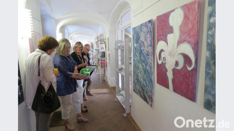Andrea Partheymüller-Gerber (Zweite von links) zeigt Besuchern der Ausstellung ihre Studienbücher. Bild: jzk