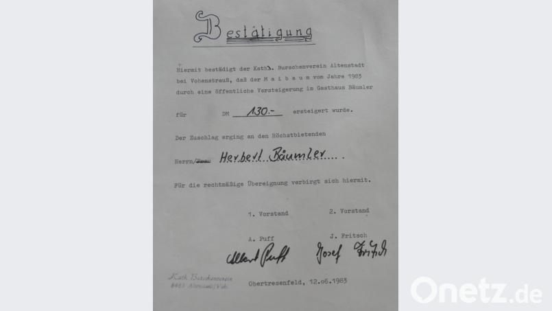 Herbert Bäumler aus Obertresenfeld ersteigerte im Juni 1983 für 130 Mark den Maibaum des Burschenvereins und wurde damit rechtmäßiger Besitzer. Die Obertresenfelder Albert Puff und Josef Fritsch waren zu dieser Zeit Vorsitzende. Bild: dob