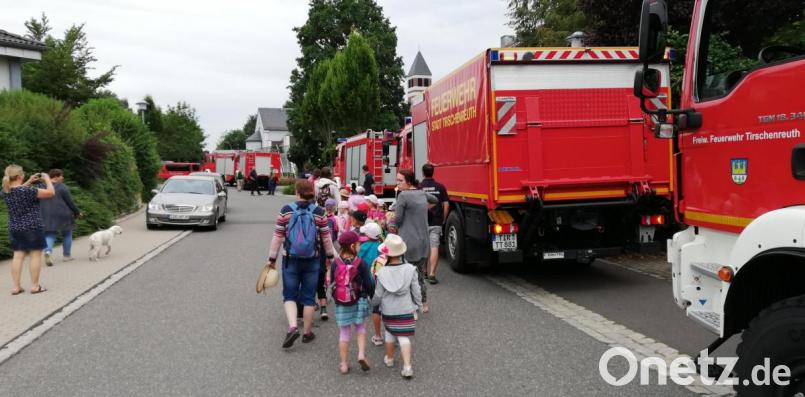 Mit den Fahrzeugen des Löschzugs wurden die Vorschulkinder zum neuen Feuerwehrhaus gebracht. Bild: exb