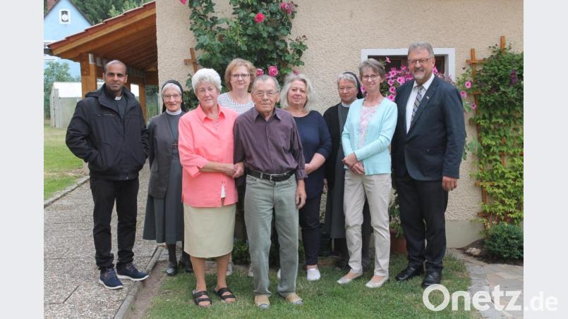 Anna Piehler (Dritte von links) genießt die Glückwünsche zum 80. Geburtstag. Im großen Kreis gefeiert wird am Samstag im Gasthaus "Hammerwirt". Bild: pi