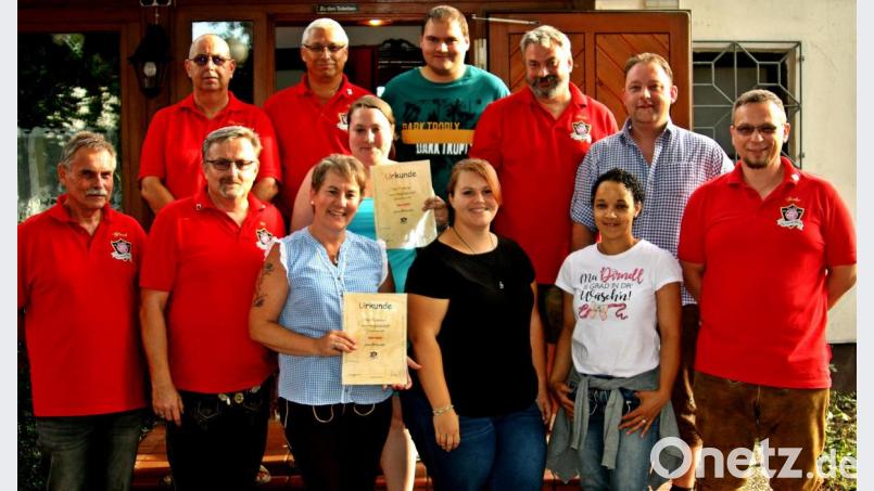 Der Bayernfanclub Gute Freunde wählt und ehrt treue Mitglieder. Vorne von links: Alfred Lingl, Ulrich Rückerl, Karin Rückerl, Lisa Hausner, Denise Wolf, Sandro Spickenreuther. Hinten von links: Thomas Hofmann, Siegfried Gebhardt, Anna Rückerl, Michael Roll, Michael Busl, Christian Kres. Bild: zer