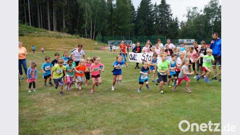 Schnelle Beine tragen die Teilnehmer beim Gleiritscher Crosslauf ins Ziel. Auch die jüngsten Teilnehmer (Foto) flitzten los, nachdem der Startschuss gegeben worden war. Die Neuauflage des Sport- und Familienwochenendes der DJK Gleiritsch brachte jede Menge Teilnehmer auf Trab. Bild: sgs
