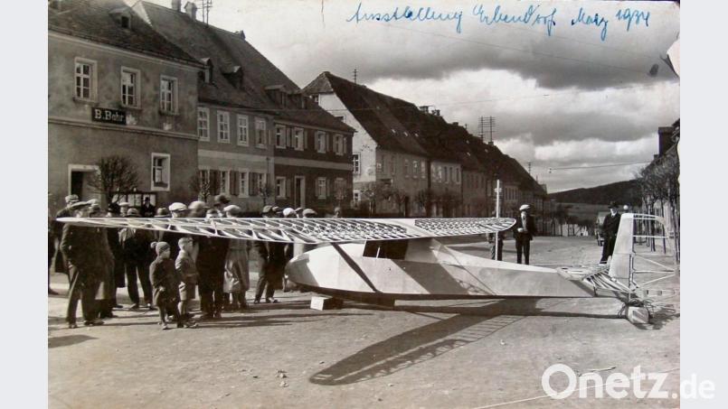 Im Mai 1934 präsentierten die Erbendorfer Flugpioniere auf dem Marktplatz stolz den Flieger „Grunau Baby“. Bild: gdö