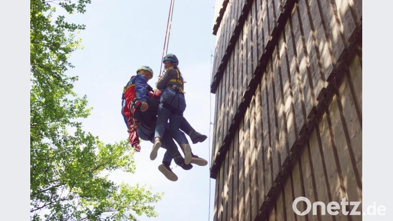 Eine der Attraktionen im Ferienprogramm ist eine Wanderung mit WSV und Bergwacht zum Böhmerwaldturm. Vom höchsten Punkt des Landkreises können sich die Teilnehmer – wie im vergangenen Jahr beim Turmfest – in die Tiefe abseilen. Bild: mmj