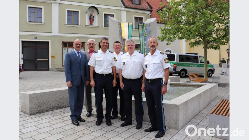 Polizeihauptkommissar Georg Fritsch (Zweiter von rechts) ist neuer stellvertretender Dienststellenleiter und Leiter der Verfügungsgruppe bei der Polizeiinspektion Neustadt und damit Nachfolger von Stefan Moller (Dritter von links), der als neuer Leiter zur Grenzpolizeiinspektion Waidhaus gewechselt ist. Personalrat Gerhard Knorr, Bürgermeister Rupert Troppmann (von links) sowie Kollegen gratulieren. Bild: exb/Polizeiinspektion Neustadt/WN