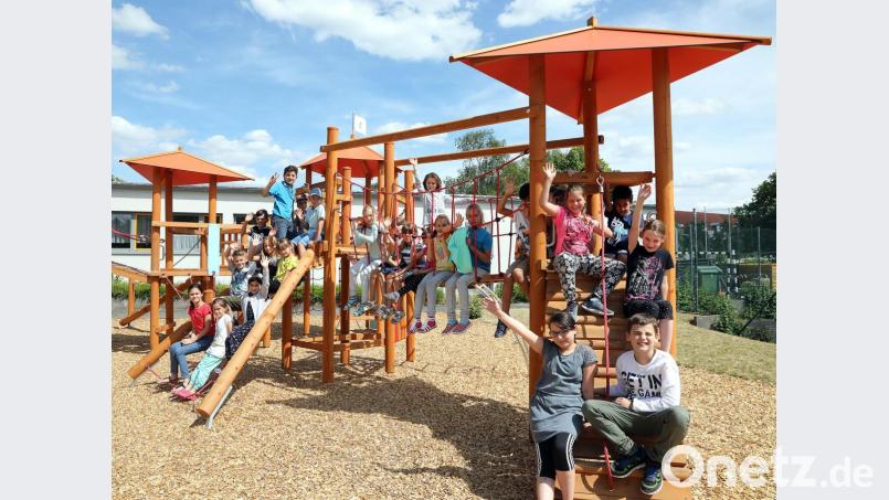 Die Kinder sind begeistert von dem neuen Klettergerüst. Bild: Wolfgang Steinbacher