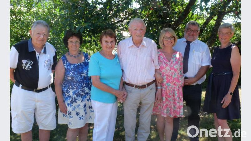Johann Ploessl (Bildmitte mit Lebensgefährtin Brigitte Laqua und Tochter Elke) feierte seinen 90. Geburtstag. Die Glückwünsche überbrachten auch Bürgermeister Armin Schärtl (Zweiter von rechts) im Namen der Stadt Nabburg, Nachbarin Gudrun Vogt (rechts) sowie Joachim und Monika Otte (von links). Bild: ohr