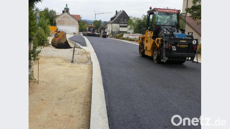 Vom Parkplatz bei der Bergkirche bis zur Einfahrt zum "Schermgarten" erhält die Jahnstraße eine Asphalttragschicht - auch die verlängerte Haltebucht für Schulbusse (links). Bild: rn