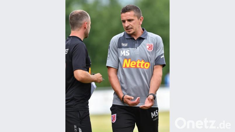 Jahn-Trainer Mersad Selimbegovic (rechts) war 60 Minuten lang gar nicht zufrieden mit der Leistung seiner Mannschaft. Dann wechselte Coach fast komplett durch und der Zweitligist wurde doch noch seiner Favoritenrolle gerecht. Bild: A. Schwarzmeier