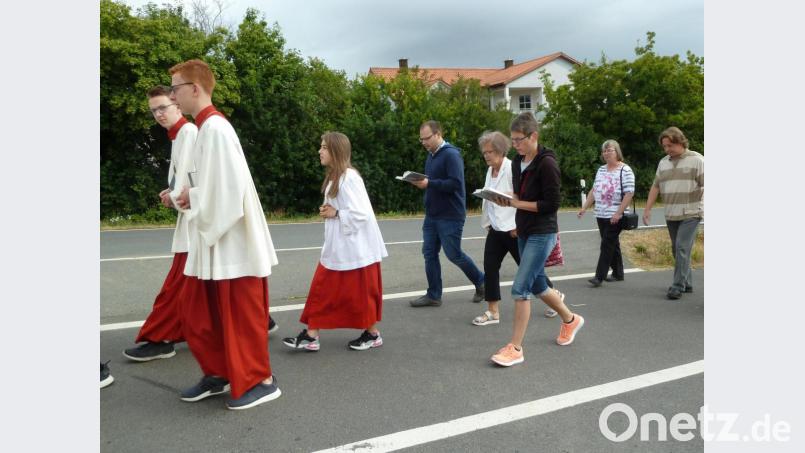 Viele Gläubige pilgern zu dem kleinen Gleisenthaler-Kirchlein, um den Gottesdienst unter freiem Himmel zu feiern. Bild: wrt