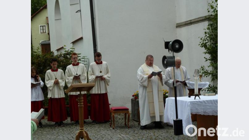 Viele Gläubige pilgern zu dem kleinen Gleisenthaler-Kirchlein, um den Gottesdienst unter freiem Himmel zu feiern. Bild: wrt