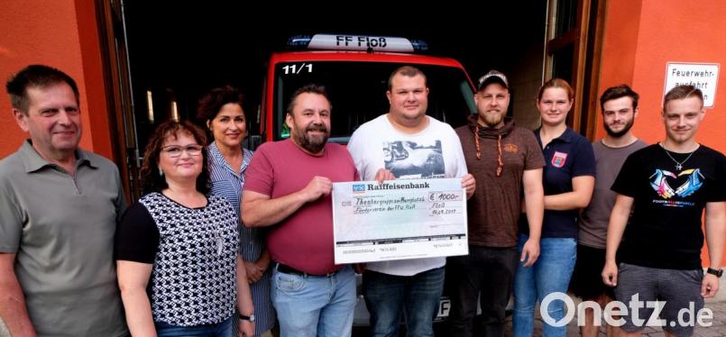 Die Theatergruppe „Zum Pfarrplatzl&quot; spendiert dem Förderverein der Feuerwehr Floß eine Spende von 1000 Euro für den Neubau des Feuerwehrgerätehauses. Von links: Reinhold Göring, Birgit Vogel, Ilka Lingl, Hans Braun, Felix Müller, Florian Witzl, Julia Günther, Marcel Meier und Felix Witzl. Bild: le