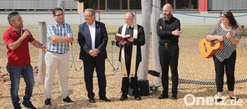 Rektorin Elke Schmidt (rechts) begleitet den Projektchor, der sich aus Kindern der gebundenen Ganztagsklassen und der offenen Ganztagsgruppen zusammensetzt, mit der Gitarre. Bild: Wolfgang Steinbacher