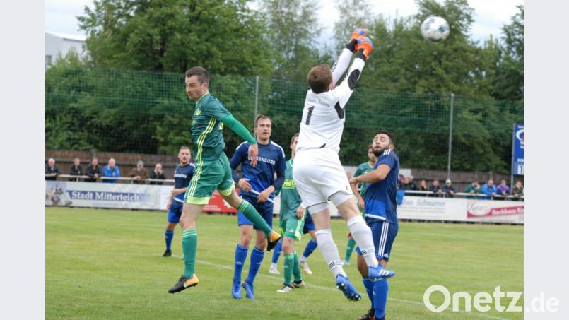 Zum Saisonstart in der Landesliga Nordost trennten sich der SV Mitterteich und der FC Vorwärts Röslau am Freitagabend 2:2. Hier klärt FCV-Torwart Sebastian Blechschmidt per Faustabwehr vor dem Mitterteicher Michael Drechsler (grünes Trikot). Bild: gb
