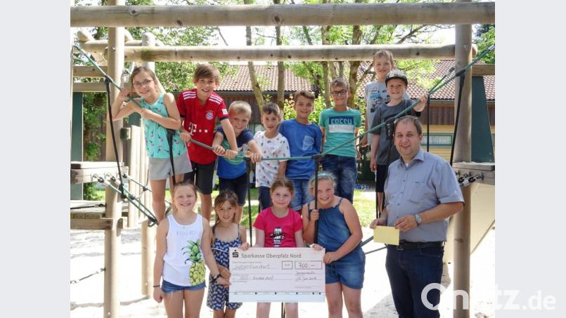 700 Euro spendeten die Kommunionkinder für das SOS-Kinderdorf Immenreuth. Im Bild die Kinder mit Leiter Holger Hassel bei der Übergabe des Geldes. Bild: exb