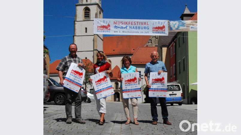 Das Organisationsteam des „Tonart-Festivals“ mit (von rechts) Ernst Bräutigam, Martina Klose, Heidi Eckl und Josef Weber freut sich auf das Wochenende 20./21. Juli. Denn dann wird sich die Nabburger Altstadt wieder mit Musik und gut gelaunten Menschen füllen. Bild: Portner