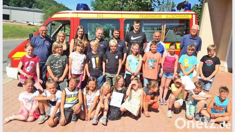 Die Schüler bekommen bei ihrem Besuch mit Klassenlehrerin Ann-Kathrin Hollederer (Dritte von links) viele interessante Eindrücke vermittelt. Bild: no