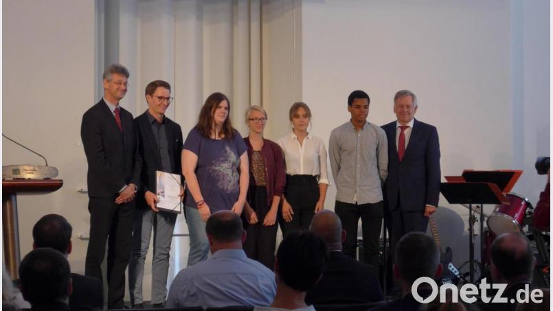 Kultusminister Michael Piazolo (links) zeichnete die Schüler aus der Mittel- und Wirtschaftsschule mit ihrem Lehrer Christian Birk für ihr gutes Abschneiden aus. Bild: exb