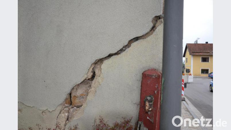 Der immer größer werdende Riss in der Hausfassade an seiner breitesten Stelle. Bild: ll