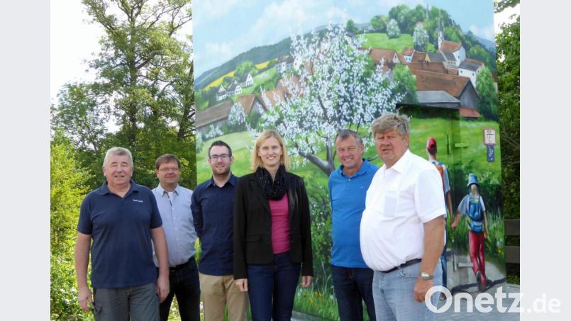 „Kunst am Trafo“ gibt es jetzt auch in Etzenricht. Katja Lindner stellte das Projekt im Beisein von (von rechts) Bürgermeister Martin Schregelmann, Hans Beutner, den Bayernwerk-Mitarbeitern Robert Wolfrum und Tobias Henfling sowie Uli Danzer vor. Bild: fsb
