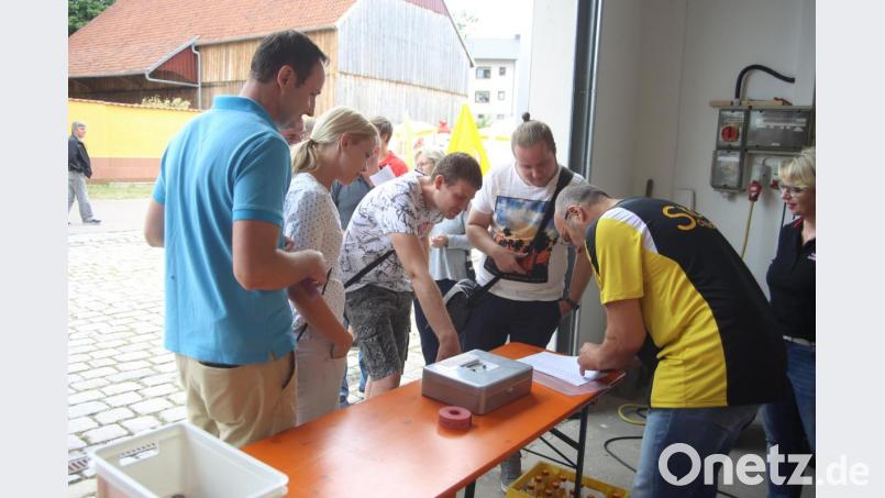 Dank eines Sponsors waren die Getränke für die Neubürger an diesem Nachmittag frei. Bild: ral