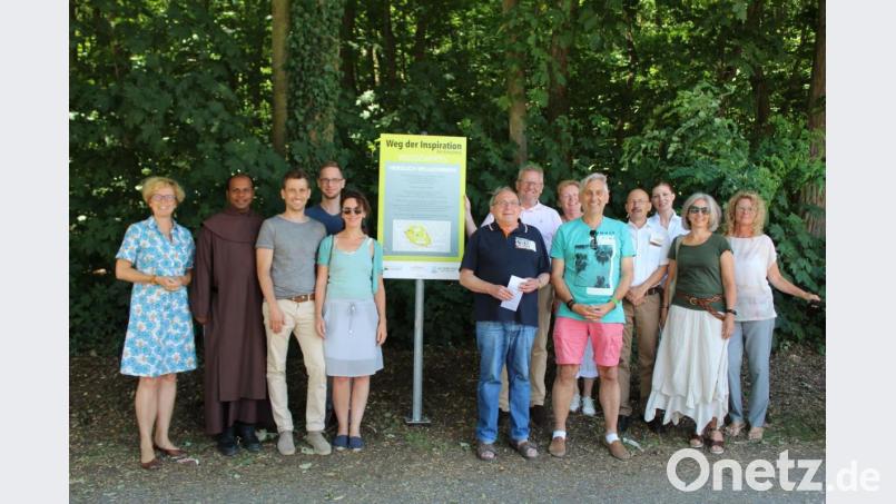 Die Stadt Schwandorf hat den Weg gemeinsam mit Geschäftsführer Sacha Hübner (Dritter von links) und seinem Team des Start-Up „Wohlglückheit“ offiziell eröffnet. Die Volkshochschule Schwandorf und die Stadtbibliothek werden den Weg zukünftig mit speziellen Workshop-Angeboten begleiten. Oberbürgermeister Andreas Feller (hinten, Mitte) zeigte sich nach der Eröffnung begeistert. Bild: exb