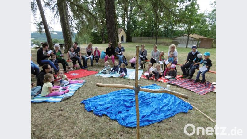 Das Tuch in der Mitte des Platzes stellt bei der Kinderkirche den Fluss Phorus dar, über den der Heilige Christophorus die Menschen trug, als er auf der Suche nach dem mächtigsten Herrn der Welt war. Bild: rgl