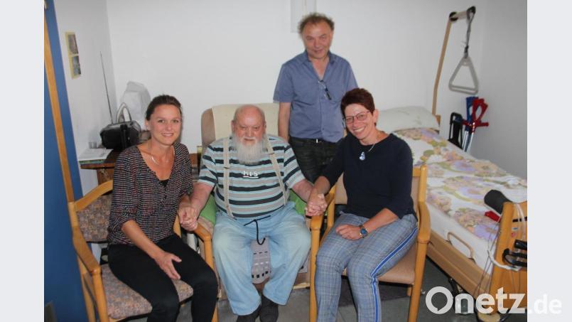 Zweite Bürgermeisterin Margit Reichl sowie Josef Weiss und Christine Weininger vom Marienheim gratulierten Horst Gläser zum 90. Bild: sns