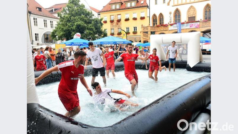 Für viele Water-Splash-Besucher war das Water-Soccer vor einem Jahr die Attraktion schlechthin. Da das Festival in diesem Jahr in Sulzbach-Rosenberg stattfand, blieb Amberg außen vor. Für Colomba-Inhaber Daniel Hoffmann aber Grund genug, zumindest die rutschige und nasse Fußball-Arena für ein Wochenende zurückzuholen. Bild: Petra Hartl