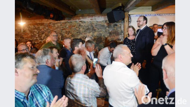 Er sei vorher nervös gewesen, gesteht Andreas Meier bei der Nominierungsversammlung der Kreis-CSU auf dem Schafferhof. Das entpuppt sich nach der Wahl als unbegründet. Zwei Minuten stehender Applaus und 97,9 Prozent der Stimmen sind ein überaus stattliches Ergebnis. Bild: Gabi Schönberger