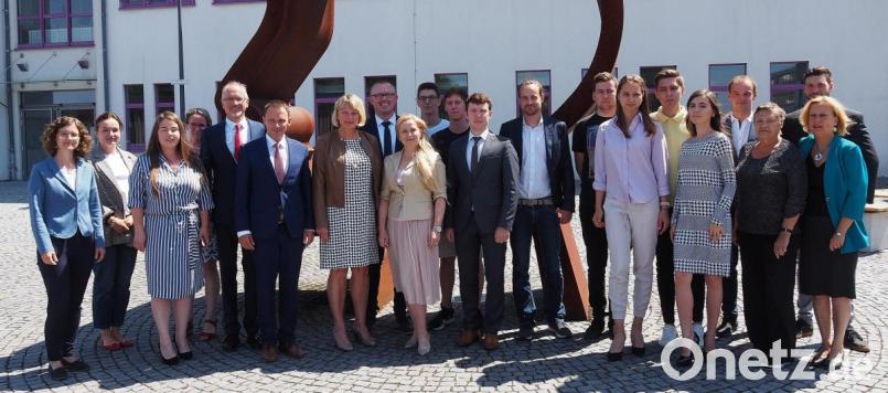 Studenten, Dozenten, Ehrengäste und Organisatoren der Deutsch-Russischen Summer-School. Mit dabei Bürgermeister Jens Meyer, OTH-Präsidentin Andrea Klug, Vizedirektorin der Universität Tambow Elena Mishchenko und Attaché Ivan Baltin (vordere Reihe Dritter bis Siebter von links) Bild: Bühner