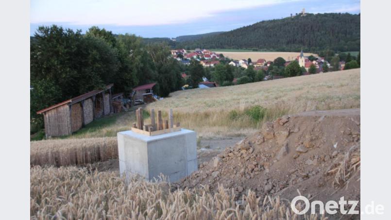 Für den Funkmast auf der Tradl-Höhe ist das Fundament (im Vordergrund) fertiggestellt. Der Masten dazu wird in den nächsten Wochen aufgestellt. Bild: frd