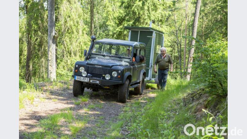 Otto Zeitler liebt es seit seiner Jugend, auf die Jagd zu gehen. Als Senior möchte der ehemalige Landtagsabgeordnete nicht darauf verzichten. Er entwickelte eine mobile Kanzel mit Vorteilen auch für junge Jäger. Bild: exb