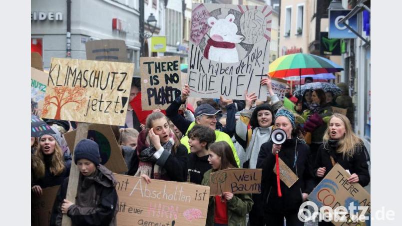 Sehr einfallsreich und engagiert präsentierten sich die Schüler in Amberg bisher bei den Demos für mehr Klimaschutz.So ähnlich stellen es sich auch die jungen Organisatoren vor, die eine Kundgebung auf dem Schwandorfer Adolph-Kolping-Platz planen. Archivbild: Wolfgang Steinbacher