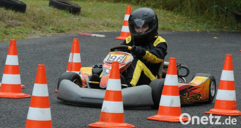 Durch die eng gesteckten Pylonen müssen die Kart-Fahrer durch, möglichst schnell aber ohne die Gummihütchen „abzuräumen“. Bild: gf