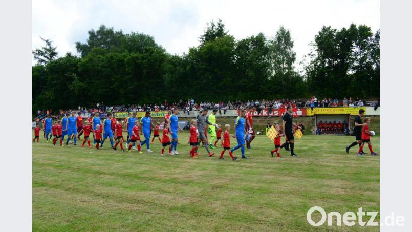 Der Fußballnachwuchs des TSV Pleystein darf die Spieler der beiden Mannschaften und die Schiedsrichter auf das Spielfeld begleiten. Bild: bey