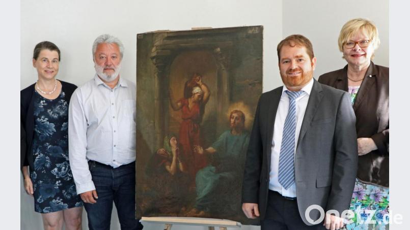 Im Polizeipräsidium Westhessen in Wiesbaden ist das wertvolle Gemälde &quot;Jesus bei Martha und Maria&quot; von Théodore Chasseriau an Bürgermeister Olivier Thomas (Zweiter von links) übergeben worden. Links Silvelie Karfeld vom BKA und von rechts Polizeivizepräsidentin Roswitha Briel und Markus Möhring vom Polizeipräsidium. Bild: Polizeipräsidium Westhessen/exb