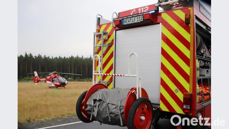 Der Rettungshubschrauber landete in der Nähe der Unfallstelle. Die Umgehung war für eine Stunde komplett gesperrt. Bild: jma