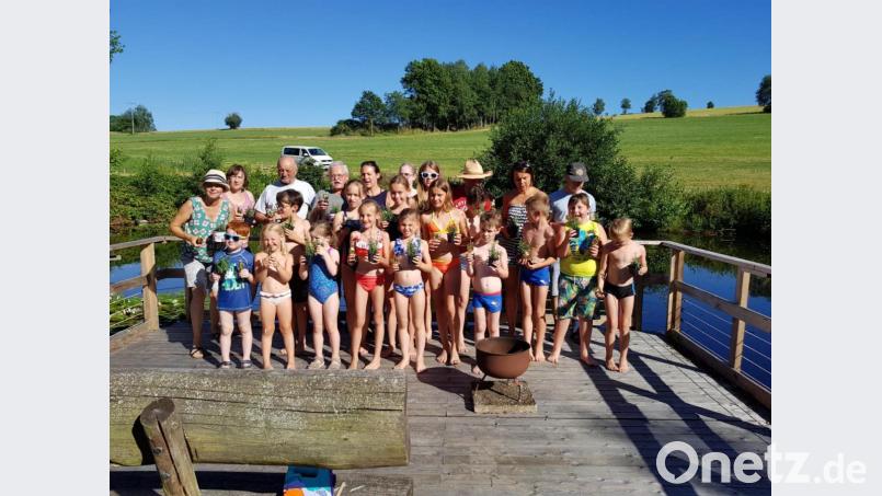 Nach den &quot; Olympischen Spielen&quot; des Gartenbauvereins Hobby Rancher Weihern in Oberweihern bekamen alle Teilnehmer den Pokal &quot; Daumen nach oben&quot; und ein Lavendelstöckchen. Bild: slh