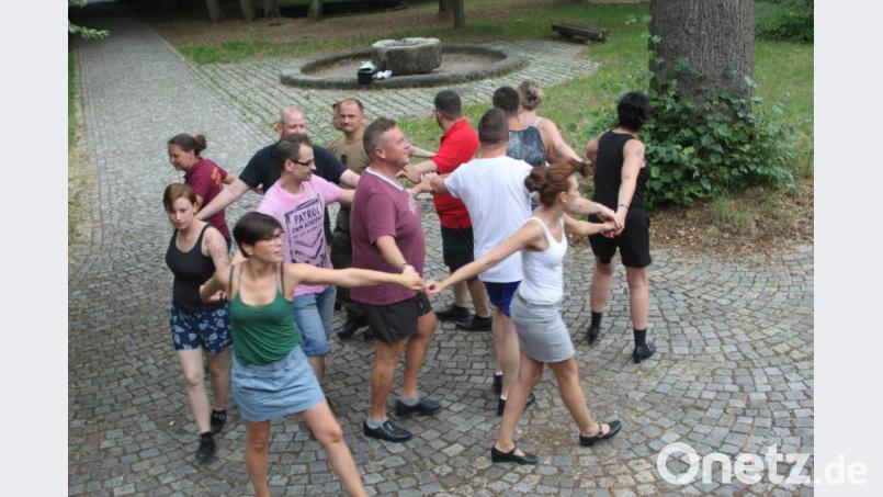 Die neue Erwachsenen-Tanzgruppe übt für den ersten Auftritt Bild: wrt