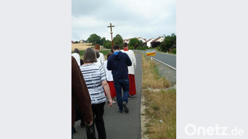 Viele Gläubige pilgern zu dem kleinen Gleisenthaler-Kirchlein, um den Gottesdienst unter freiem Himmel zu feiern. Bild: wrt