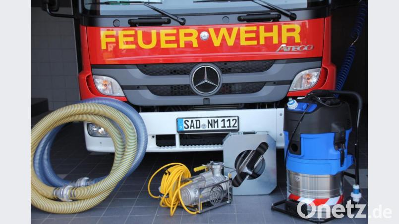 Der Gemeinderat Niedermurach hat sich auf eine neue Satzung für den Kostenersatz bei Einsätzen der Feuerwehren verständigt. Da die Gemeinde die nötige Ausrüstung für den Ernstfall bereitstellt, muss ihr Einsatz auch in Rechnung gestellt werden. Zuletzt hatte Niedermurach für eine Schmutzwasserpumpe (Mitte) und einen Nass- und Trockensauger (rechts) 5000 Euro investiert. Bild: frd