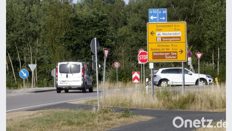 Ein Schilderwald mahnt die Autofahrer an der Oder-Kreuzung zur Vorsicht. In Zukunft soll dort ein Kreisverkehr die Sicherheit erhöhen. Bild: Hirsch