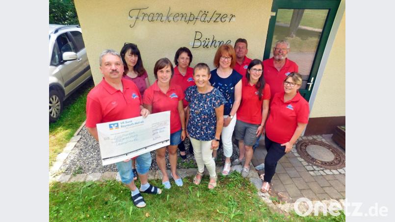 Zur Freude von Claudia Fischer, Sieglinde Hübner und Antje Scherm (Zweite, Fünfte und Sechste von links) überreichen Josef Dötsch, Carina Peetz, Elke Bauer, Christian Dötsch, Kerstin Legath, Josef Bauer und Katja Heinz (von links) einen 500-Euro-Scheck. Bild: hai