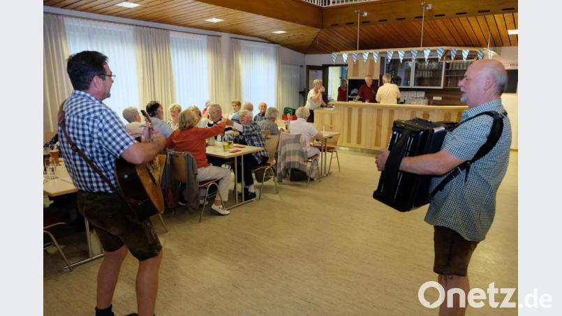 Beim Mitgliedertreffen der Seniorengemeinschaft "Generationen Hand in Hand" triumphiert die Fröhlichkeit. "Stimmungsmache" betreibtim Saal des Vorbacher Gemeindezentrums das Musikantenduo Werner Meier/Gerd Retzer. Bild: do
