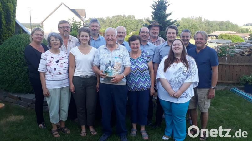 Josef Schricker feiert mit vielen Gratulanten seinen halbrunden Geburtstag. Bild: exb/Simon Windschiegl