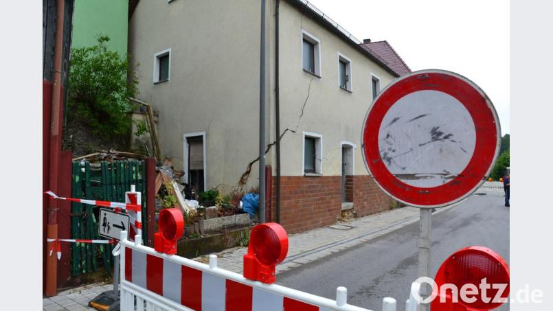 Die Staatsstraße vor dem möglicherweise einsturzgefährdeten Haus ist seit Donnerstagnachmittag gesperrt. Bild: ll