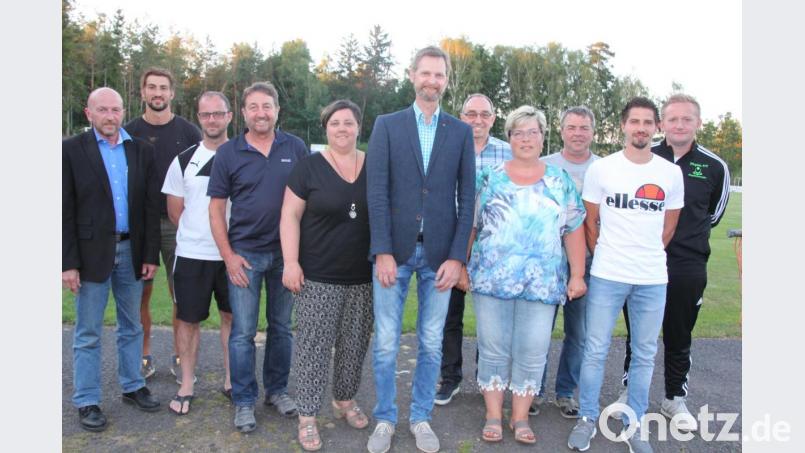 Das neu gewählte Vorstandsteam des SV Steinmühle um Vorsitzenden Stephan Andörfer (Mitte) zusammen mit dem Sportverbandsvorsitzenden Peter Haibach (links). Bild: kro